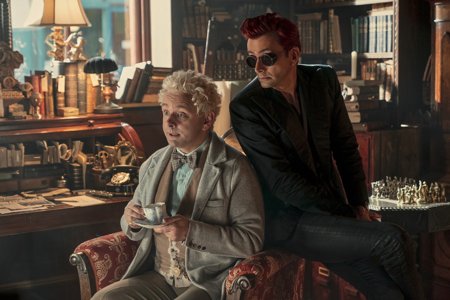 Good Omens 2, Martin Sheen e David Tennant una coppia perfetta che meritava il ritorno: la recensione