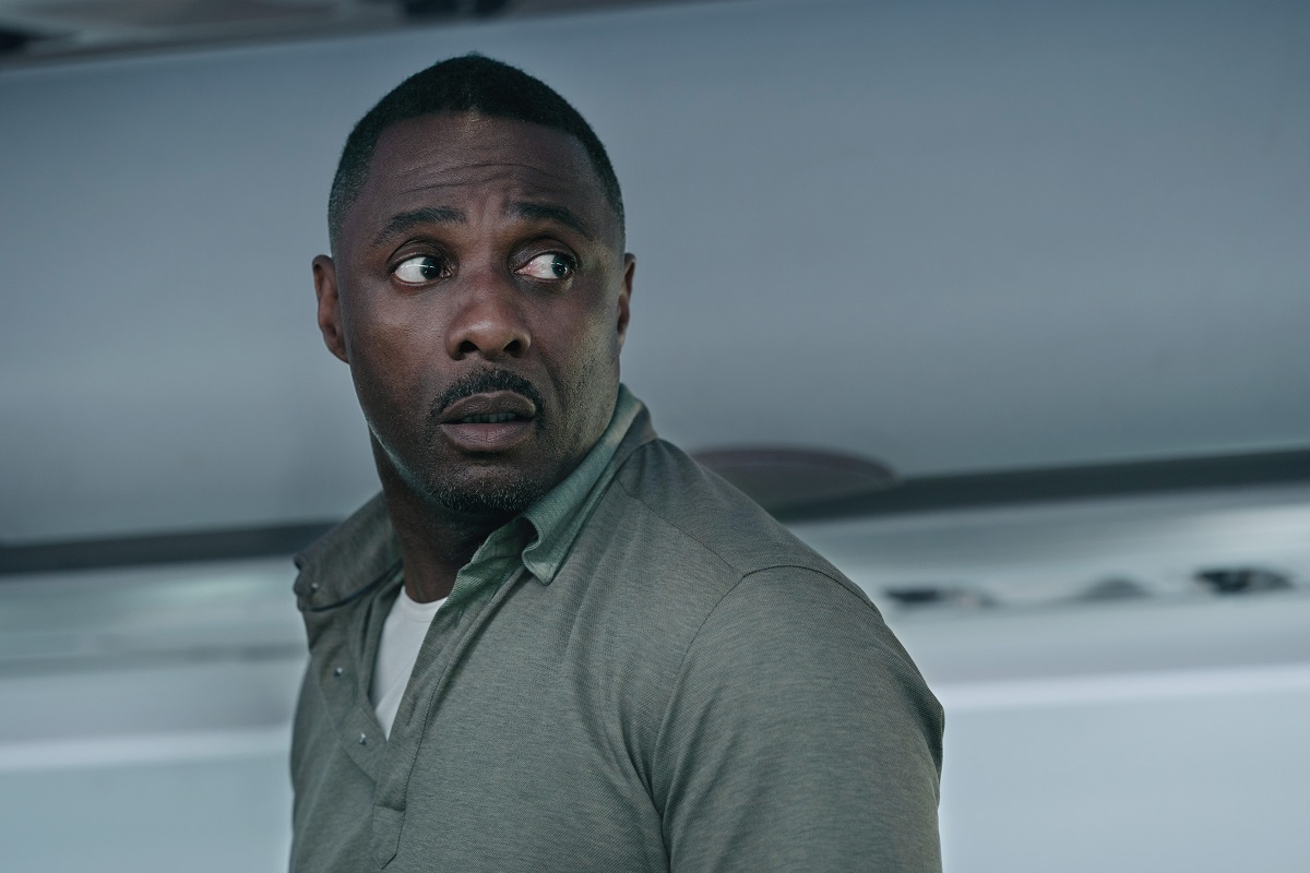 Hijack su Apple Tv+: il thriller con Idris Elba ci fa volare sulle ali della tensione