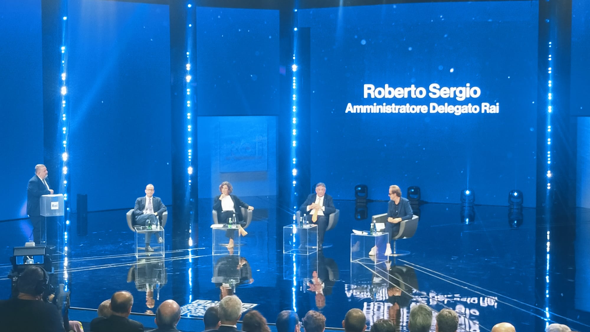 Palinsesti Rai 2023-2024, Fiorello torna con Viva Rai 2? Dipende dai condomini di Via Asiago…