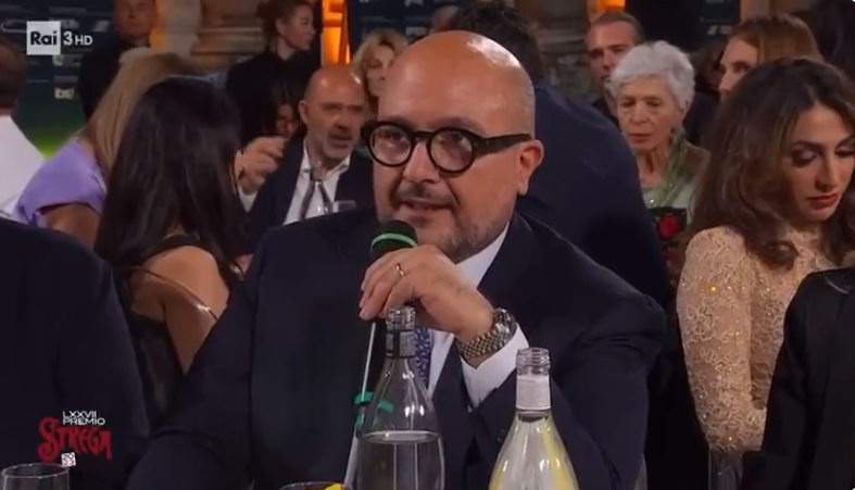 Premio Strega 2023, la gaffe del ministro della cultura Sangiuliano : “Proverò a leggerli”. E li aveva votati… (video)