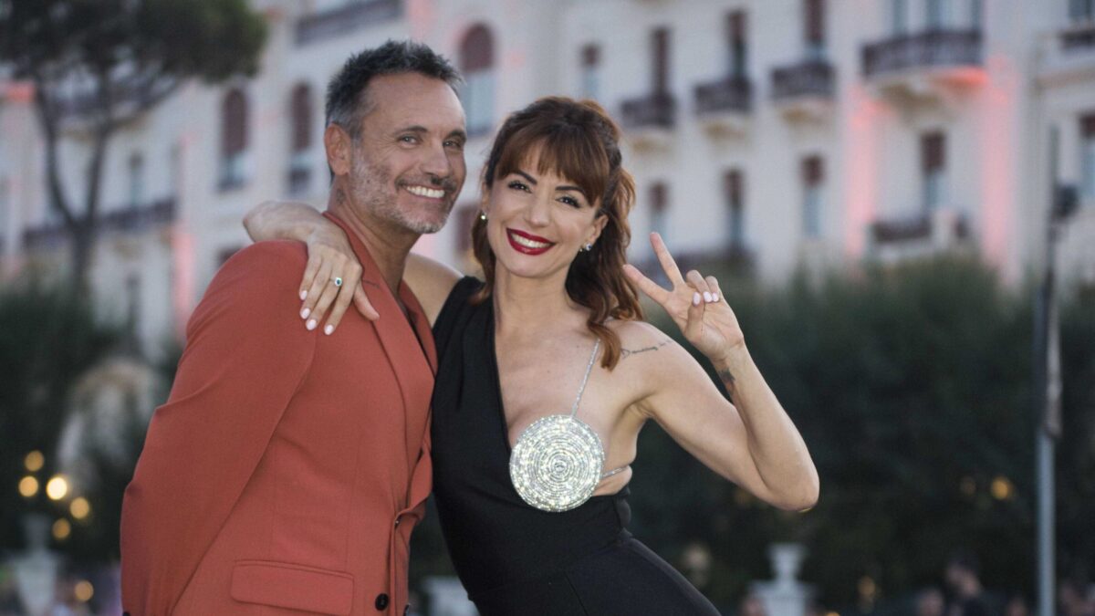 TIM Summer Hits 2023, Rimini, stasera in tv su Rai 2: i cantanti ospiti, tutte le anticipazioni