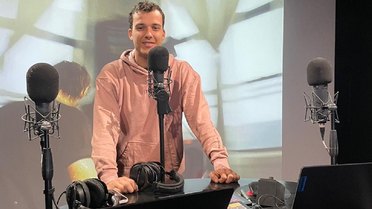 Edoardo Donnamaria: “Sì, faccio sul serio con la musica (e prenderò lezioni di canto). Antonella Fiordelisi ispira i miei pezzi”
