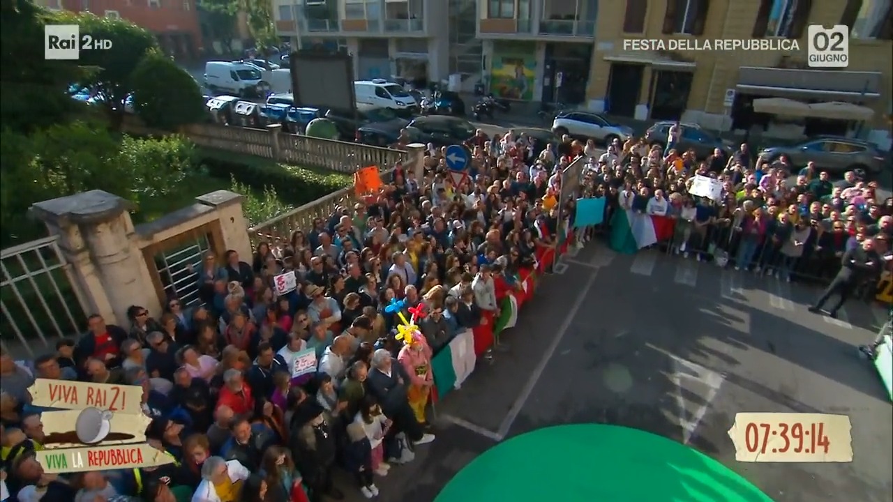 “Viva Rai 2! di Fiorello sporca Via Asiago” dicono i residenti. La Rai reagisce
