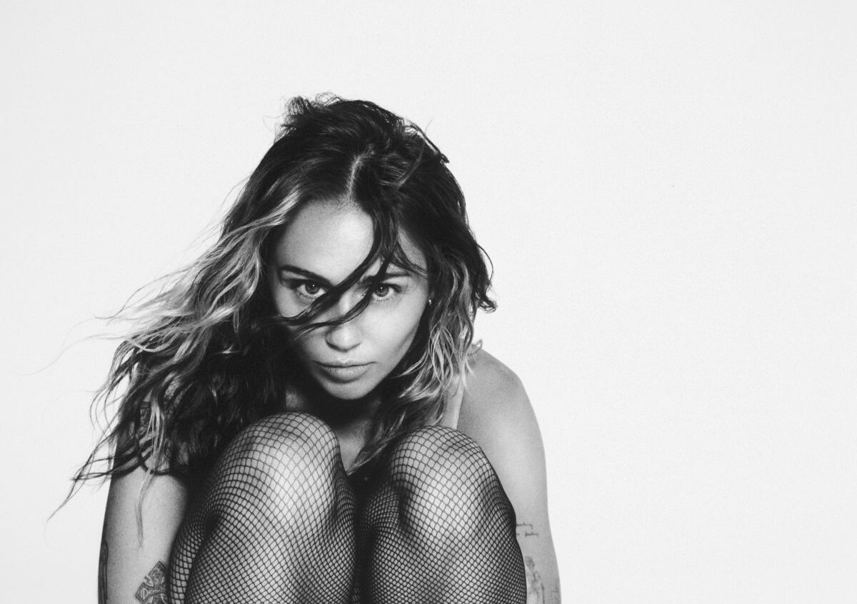Used to be young, Miley Cyrus: traduzione, testo e significato della canzone (video)