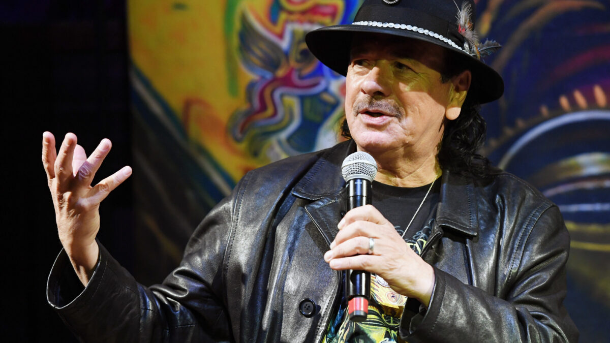 L’insensato sfogo di Carlos Santana contro la comunità transgender. E dopo le polemiche, ecco le scuse… (video)