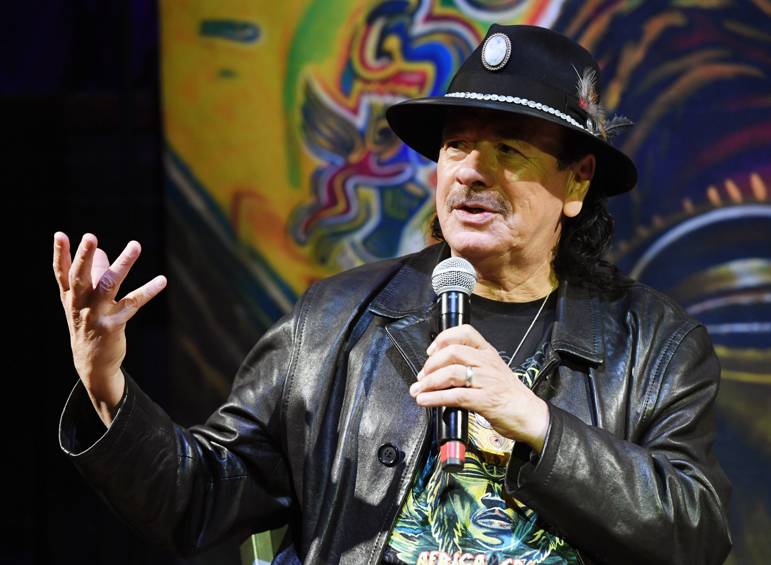 L’insensato sfogo di Carlos Santana contro la comunità transgender. E dopo le polemiche, ecco le scuse… (video)