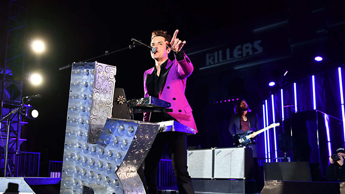 The Killers in concerto in Georgia: invitano fan russo sul palco e lo chiamano ‘fratello’, fischi e proteste del pubblico