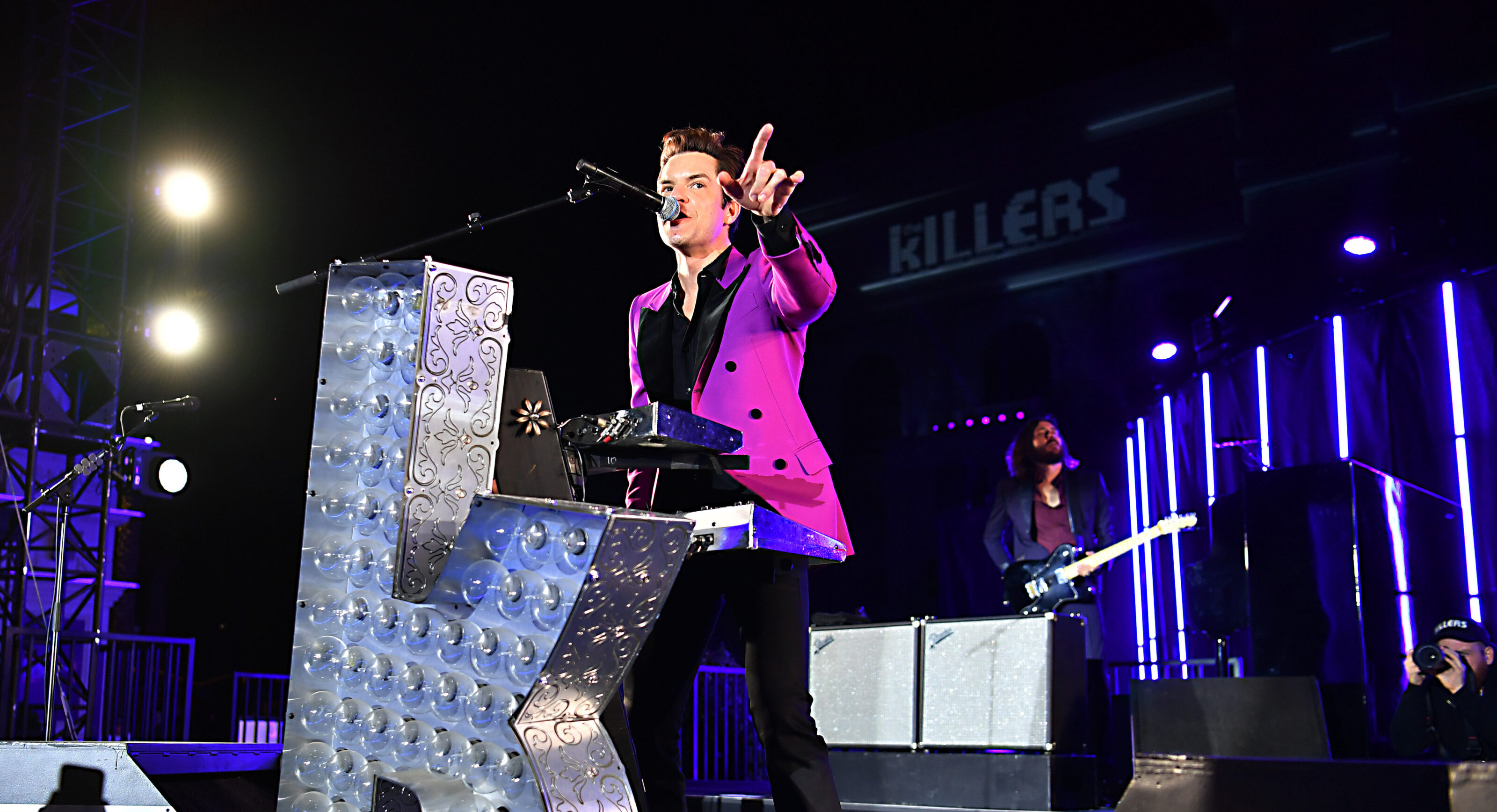 The Killers in concerto in Georgia: invitano fan russo sul palco e lo chiamano ‘fratello’, fischi e proteste del pubblico