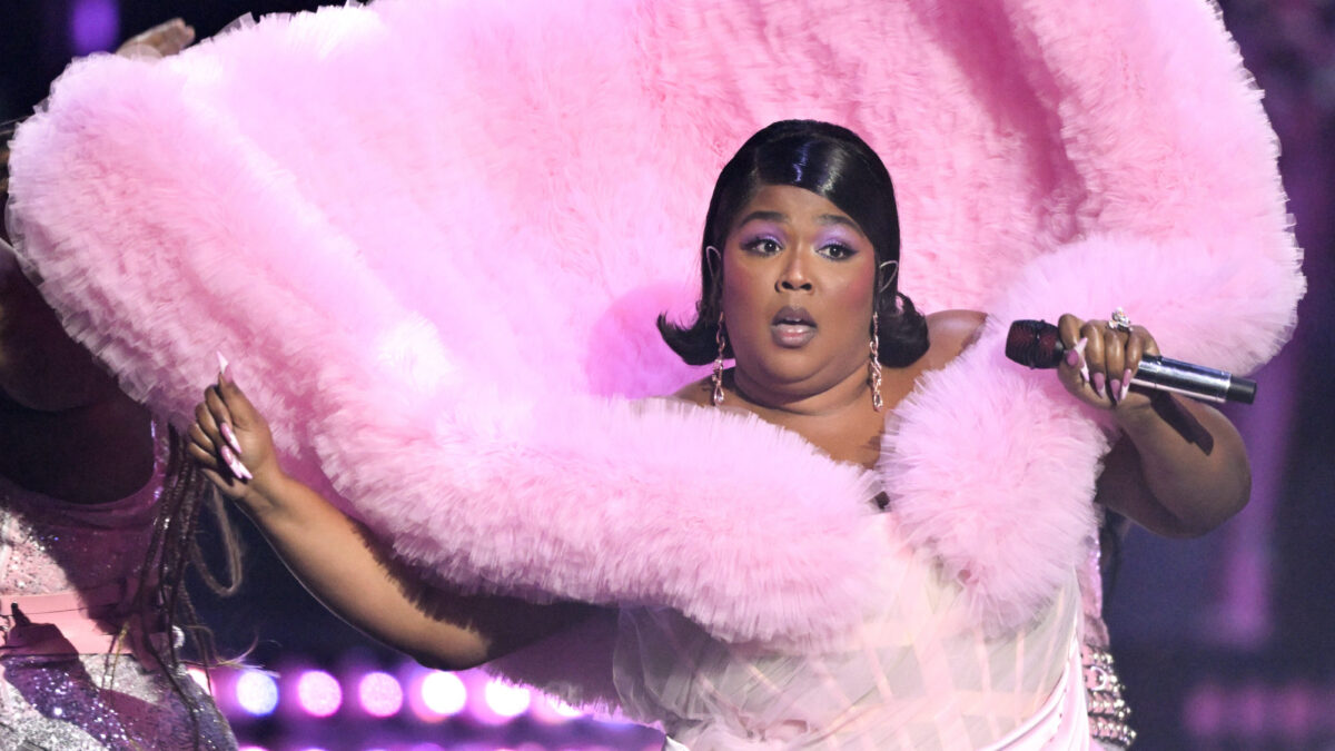 Lizzo ‘passa all’attacco’ dopo le accuse delle sue ballerine (e spuntano alcune foto…)