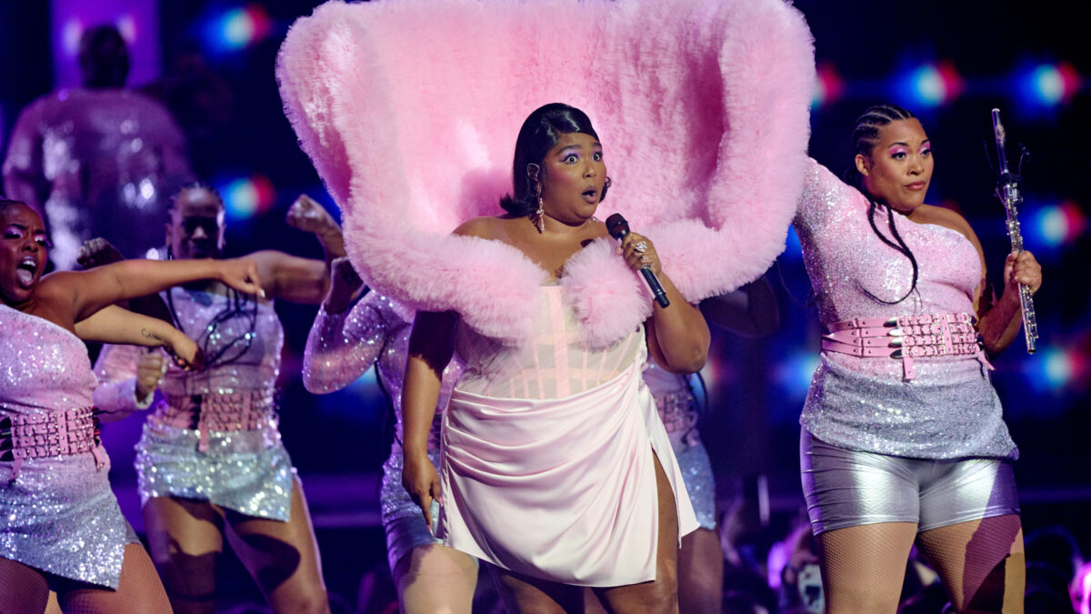 Lizzo accusata di molestie sessuali da tre ballerine