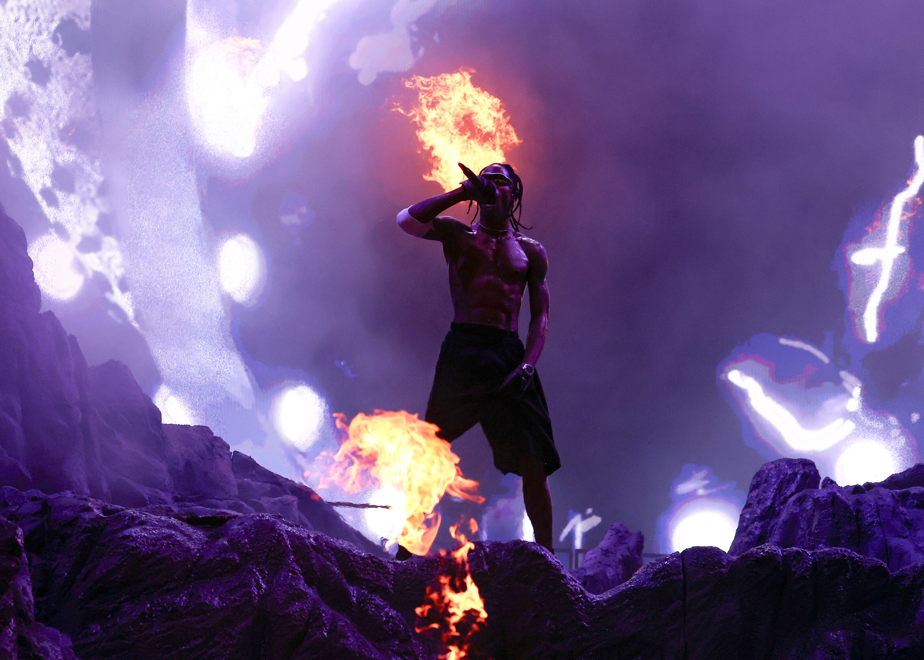 Travis Scott, il concerto al Circo Massimo è una notizia internazionale (anche per il ‘terremoto’ e lo spray al peperoncino)