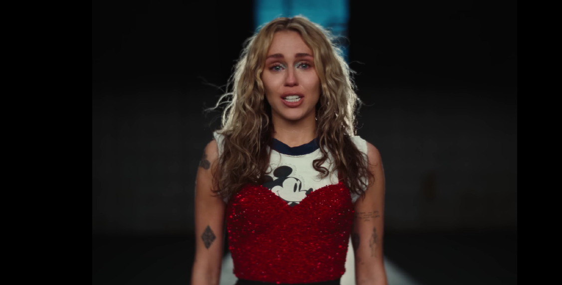 Adele loda Miley Cyrus: “Sono ossessionata dal suo ultimo singolo, ‘Used to be young'”. E lei ringrazia… (video)