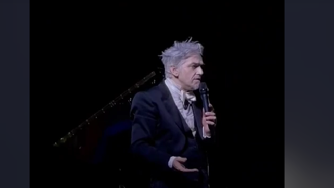 Morgan a Selinunte sbotta contro parte del pubblico: “Siete bifolchi, stupidi, pazzi! È arte, andate a casa vostra” (video)