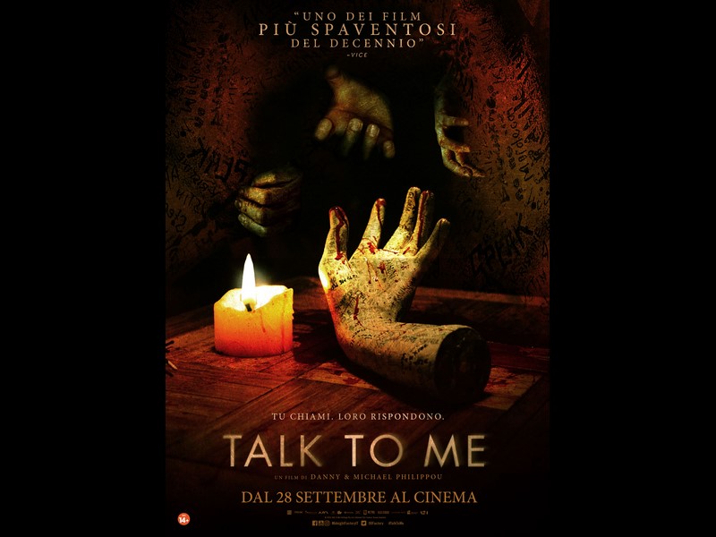 Talk to Me: poster alternativo italiano dell’acclamato horror australiano dei fratelli Philippou
