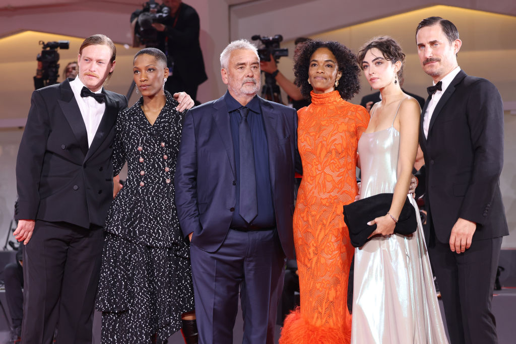 Venezia 80, Dogman: video “red carpet” con Luc Besson e Caleb Landry Jones (Al cinema dal 12 ottobre)