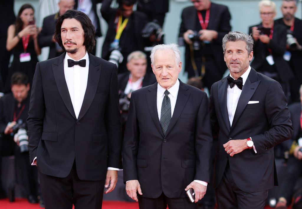 Venezia 80, Ferrari: video “red carpet” con Adam Driver, Michael Mann e Patrick Dempsey