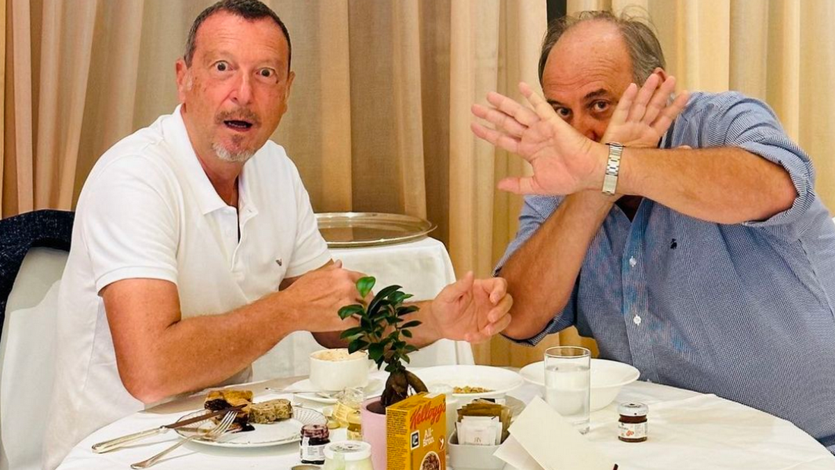 Sanremo, la foto di Amadeus con Gerry Scotti e il futuro del Festival tra “una donna” e Stefano De Martino – Retroscena TvBlog