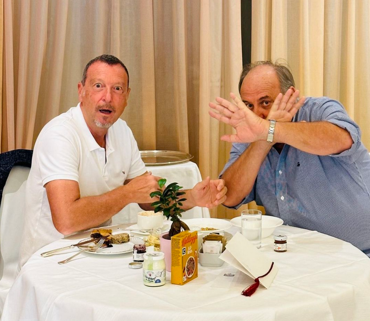 Sanremo, la foto di Amadeus con Gerry Scotti e il futuro del Festival tra “una donna” e Stefano De Martino – Retroscena TvBlog