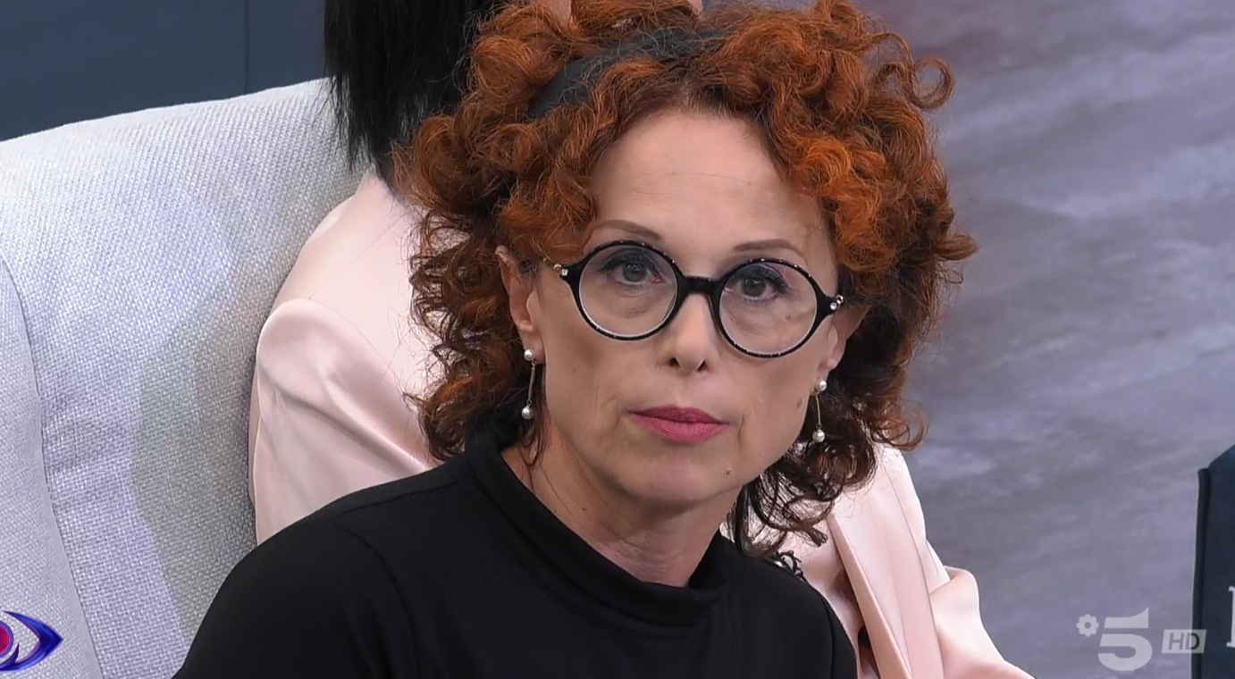 Grande Fratello, Beatrice Luzzi lascia la Casa dopo la scomparsa del padre