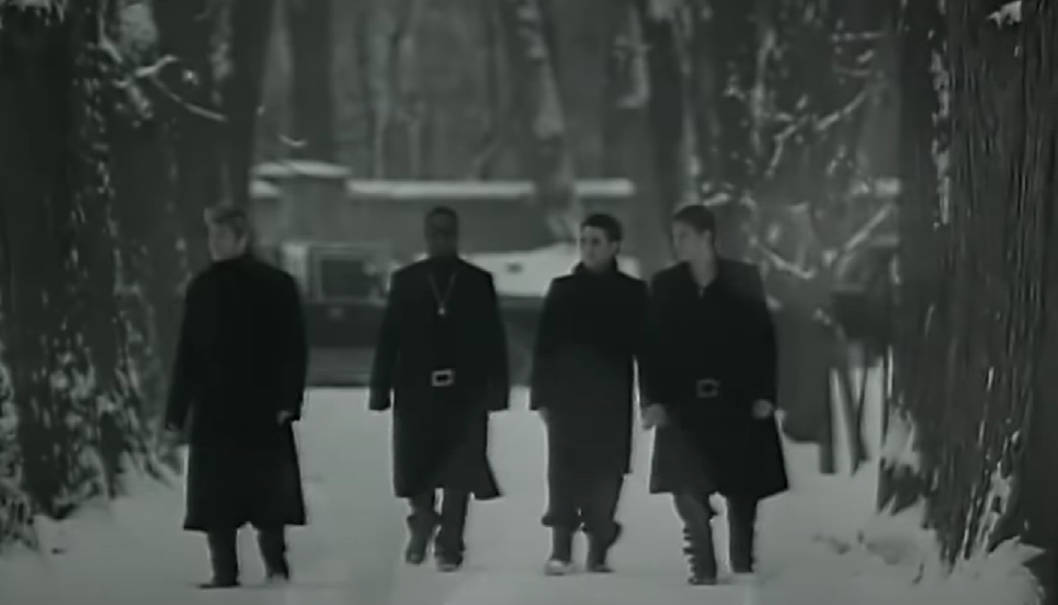A chi mi dice, Blue: testo e significato, ascolta la canzone