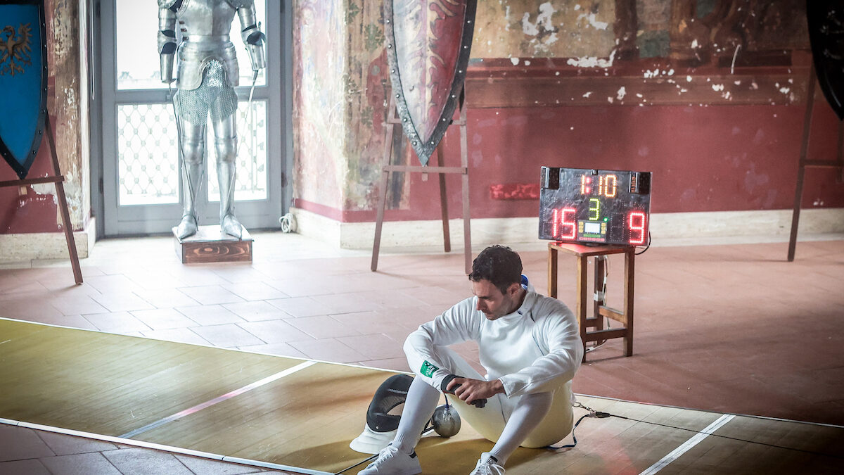 La stoccata vincente, un viaggio del campione che onora la sport e la sua verità: la recensione