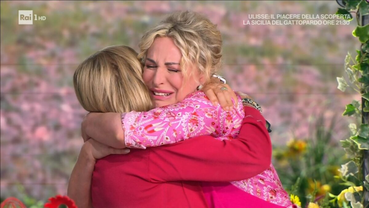 È sempre mezzogiorno, Antonella Clerici in lacrime per la sorpresa di Anna Moroni (VIDEO)