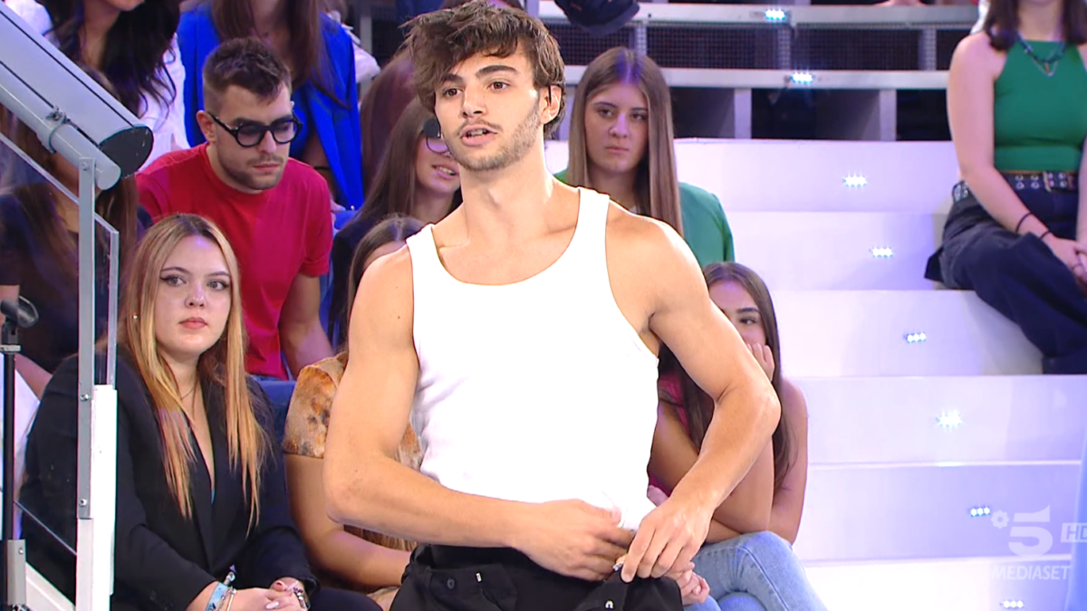 Amici 2023, seconda puntata 1 ottobre: Nicholas ultimo per il ballo, Sarah per il canto. Annunciata la prima sfida.
