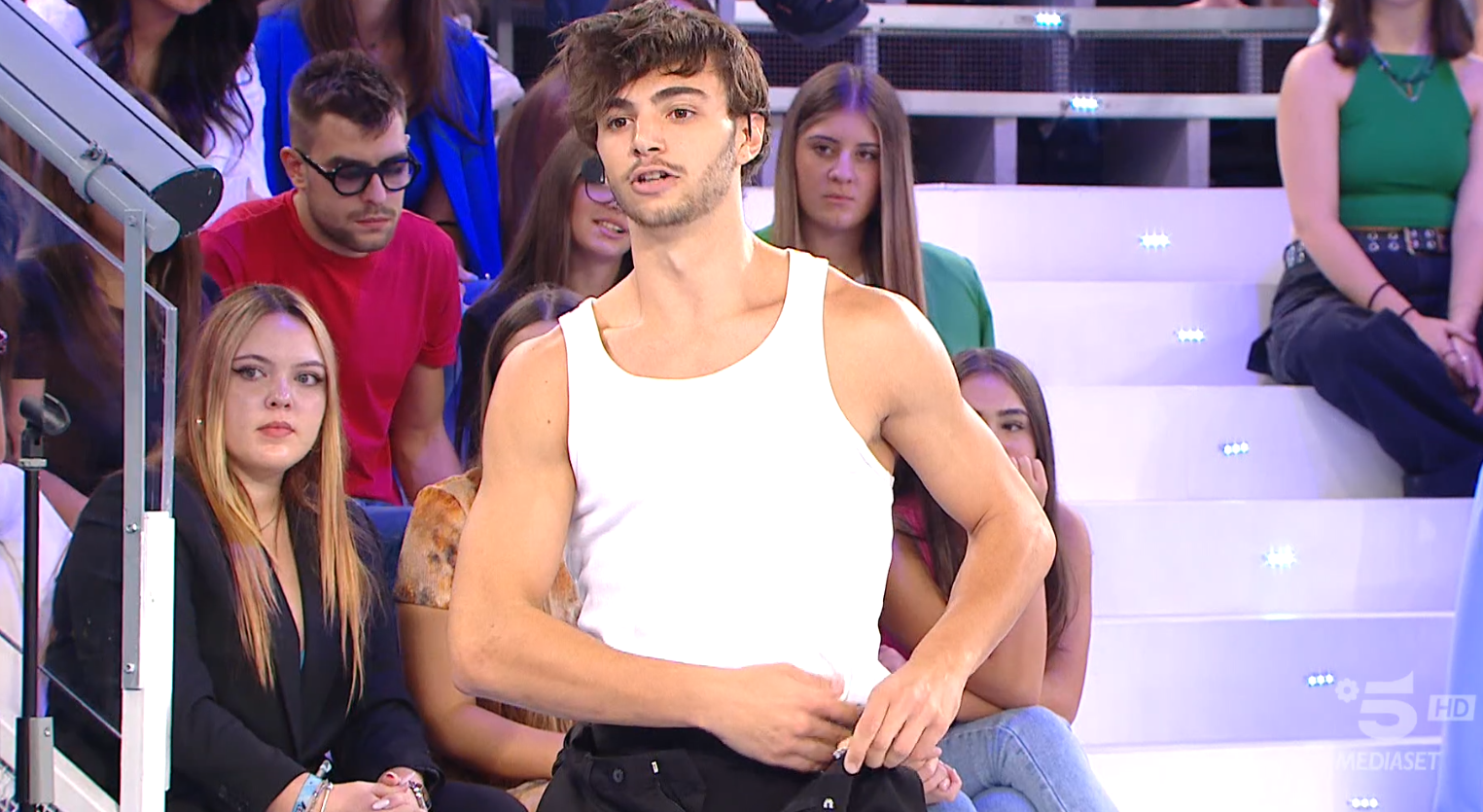 Amici 2023, seconda puntata 1 ottobre: Nicholas ultimo per il ballo, Sarah per il canto. Annunciata la prima sfida.