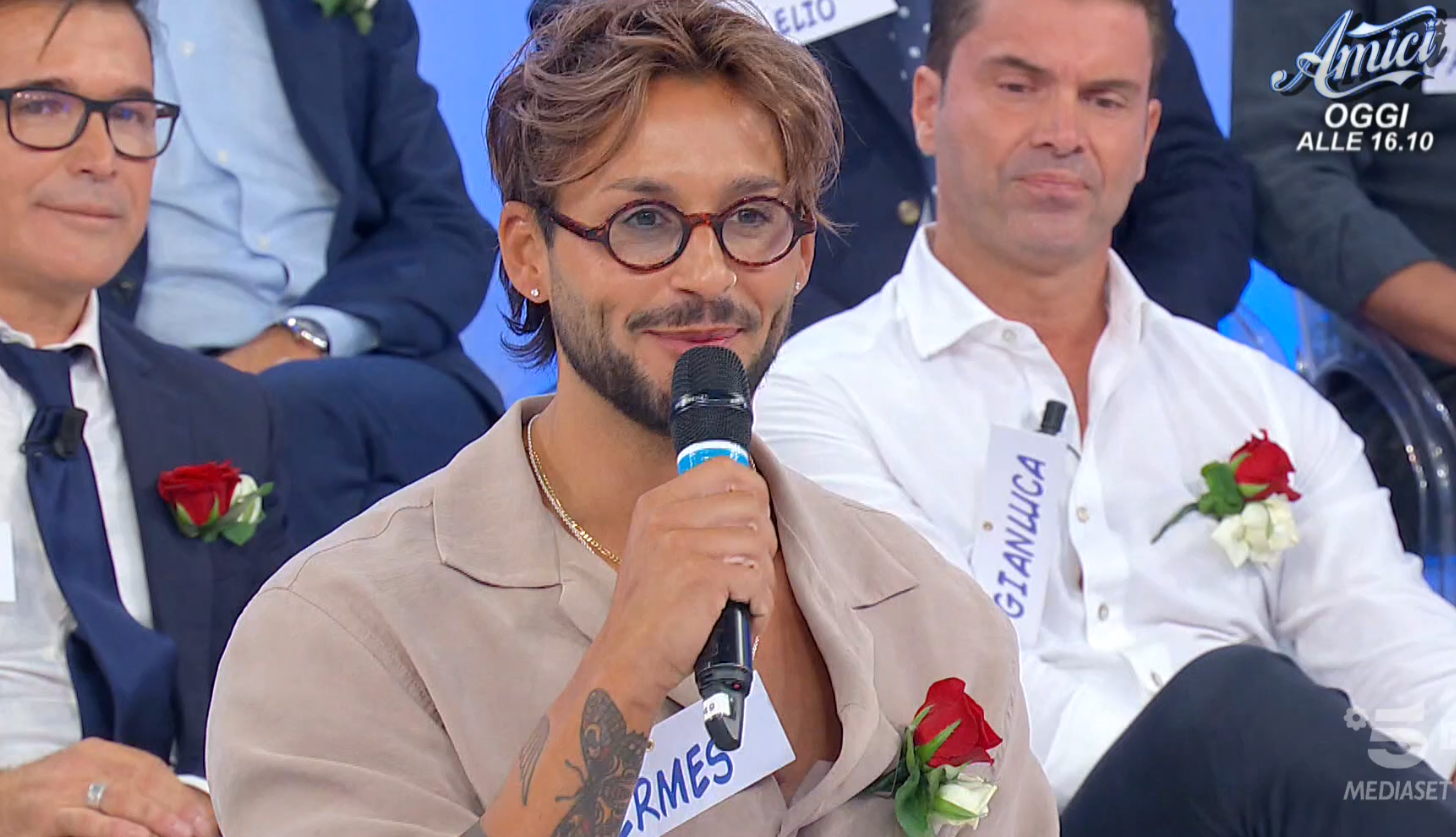 Uomini e Donne, puntata 4 ottobre 2023: Maurizio esce anche con Elena, Manuela e Carlo chiariscono