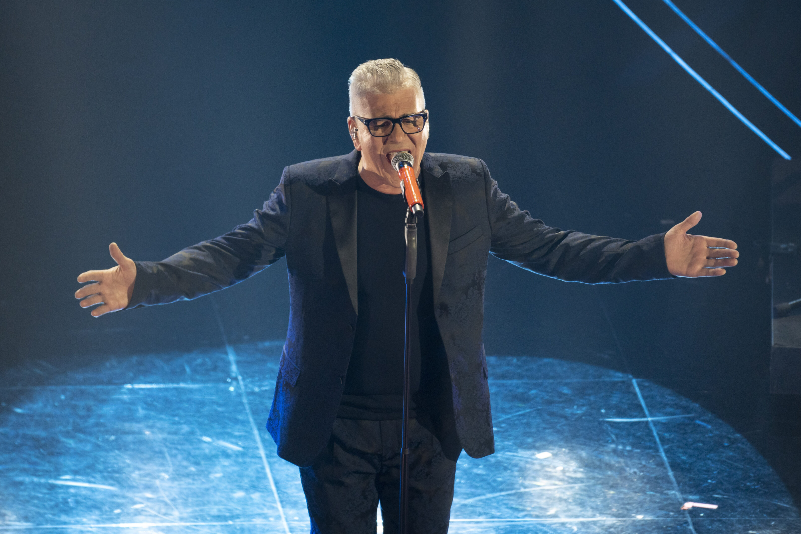 Una rosa blu, Michele Zarrillo: testo, ascolta la canzone