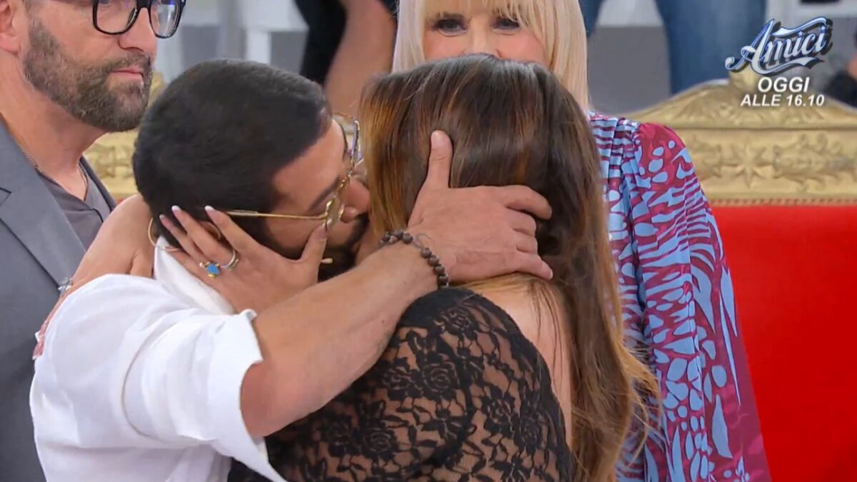 Uomini e Donne, Gianni Sperti bacia Roberta Di Padua: la reazione di Maria De Filippi e Tina Cipollari (video)