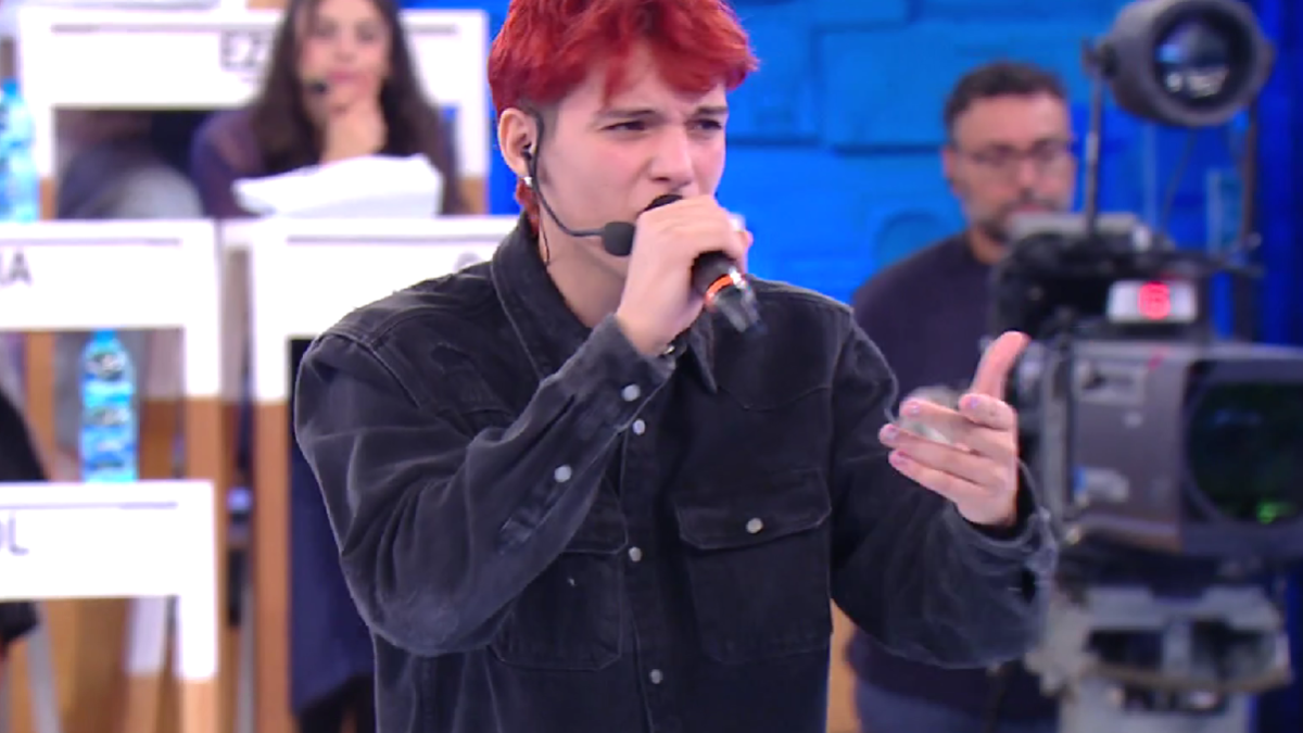 Amici 2023, Holy Francisco canta “Perdono” di Tiziano Ferro inserendo barre inedite: le critiche del web