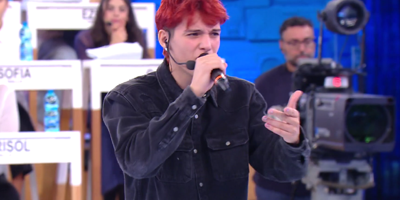 Amici 2023, Holy Francisco canta “Perdono” di Tiziano Ferro inserendo barre inedite: le critiche del web