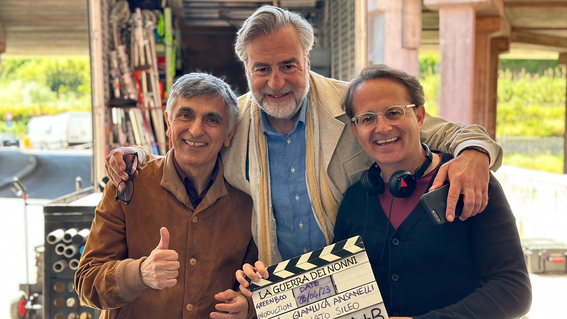 La guerra dei nonni: video backstage della commedia con Vincenzo Salemme e Max Tortora (Al cinema dal 30 novembre)