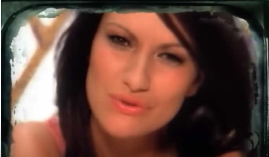 Laura Pausini ricorda l’esperienza in America: “Volevano fossi la Britney italiana, feci le valigie e tornai in Italia”