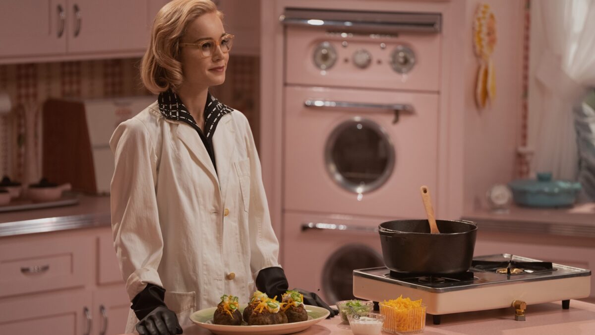 Lezioni di Chimica, su Apple TV+ una magistrale Brie Larson illumina la miniserie – La recensione