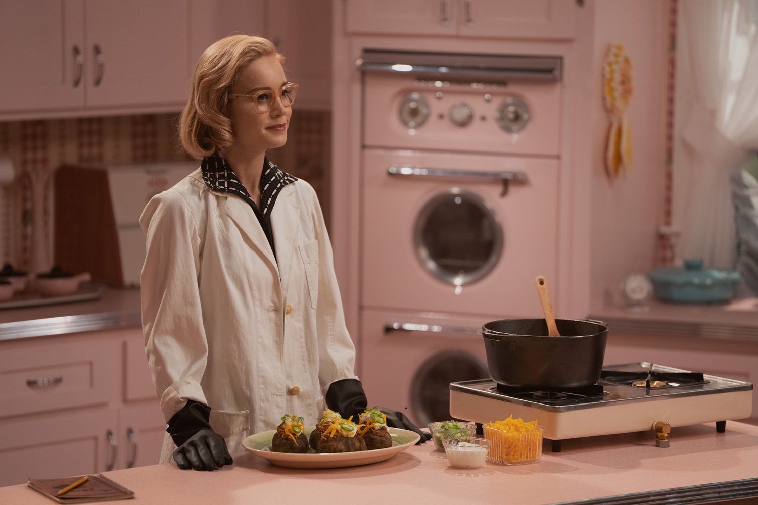 Lezioni di Chimica, su Apple TV+ una magistrale Brie Larson illumina la miniserie – La recensione
