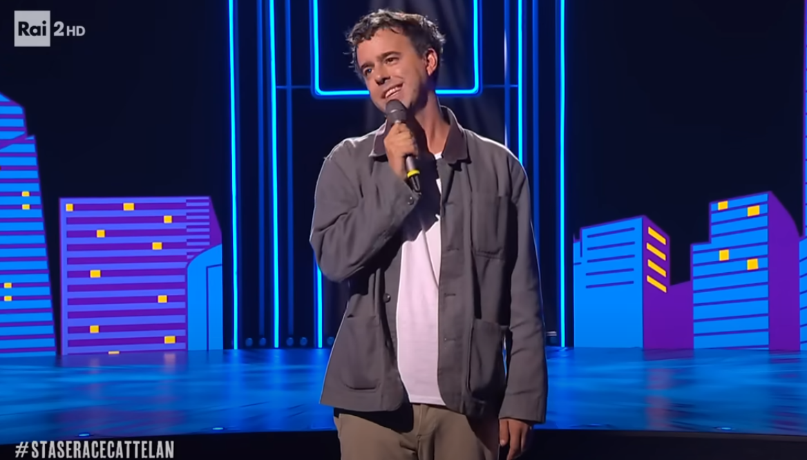 Stand up comedy, la tv generalista apre (timidamente) le porte a nuovi comici: rischi e opportunità