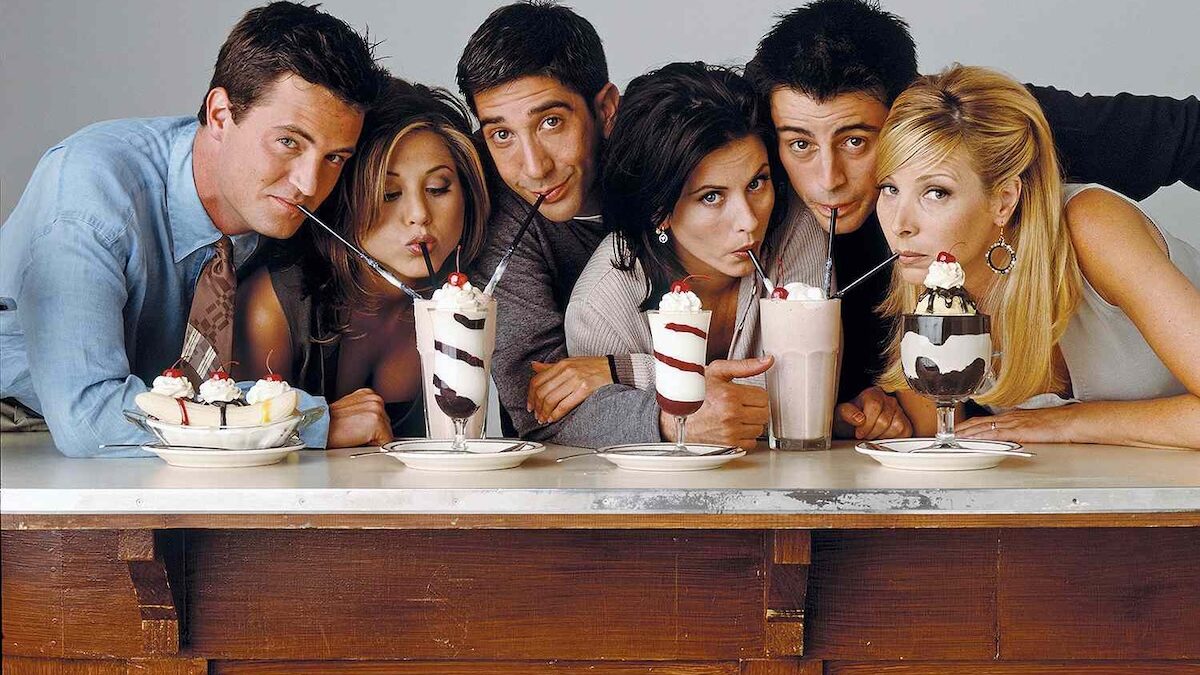 Matthew Perry, il cast di Friends rompe il silenzio: “Profondamente devastati, ci serve tempo”