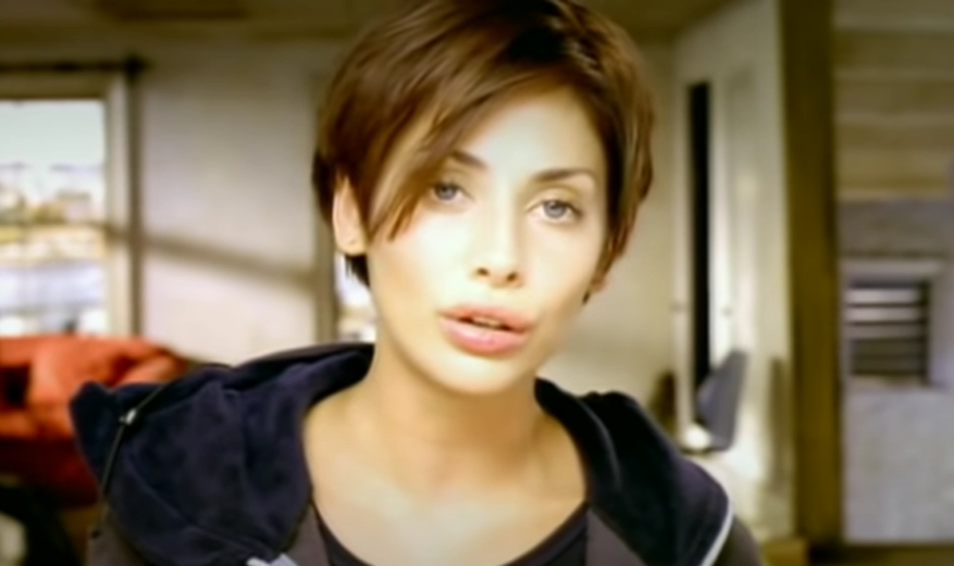 Torn, Natalie Imbruglia: testo e significato della canzone, guarda il video