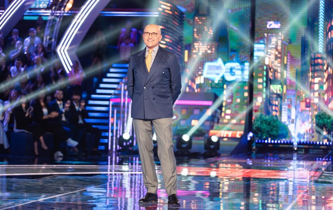 Grande Fratello 2023, Signorini cita Giambruno: “Cesara Buonamici… sai che ti dona quel Blu Estoril? Dovevo conoscerti prima” (video)