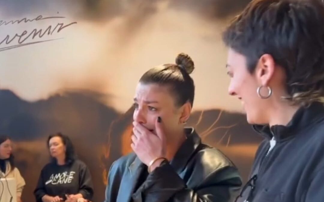 Lacrime di gioia per Emma: “Souvenir” debutta al primo posto della classifica Fimi (video)