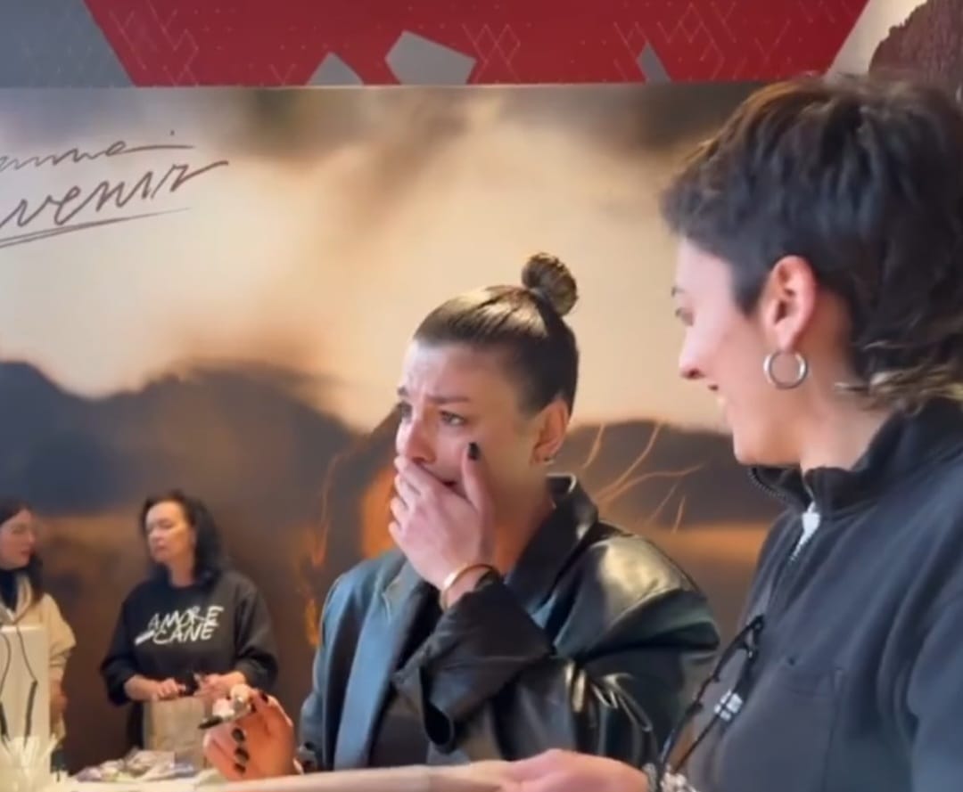 Lacrime di gioia per Emma: “Souvenir” debutta al primo posto della classifica Fimi (video)