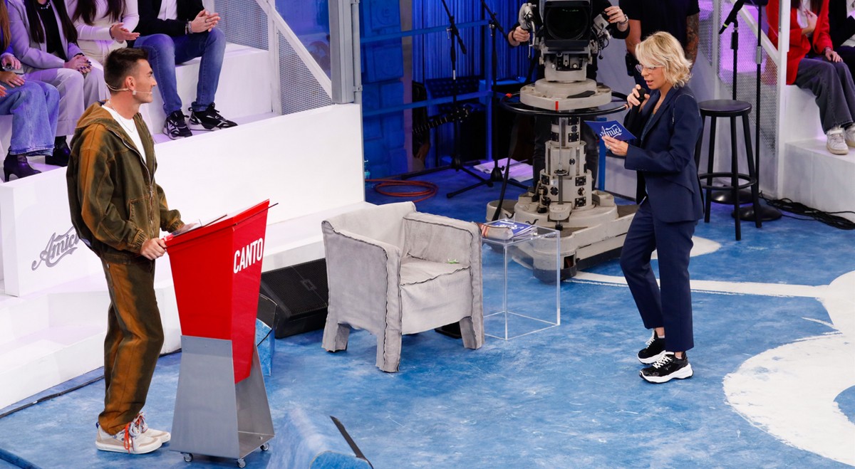 Amici 23, puntata del 5 novembre 2023: Holy Francisco vince la sfida, Simone e Samuspina ultimi, borsa di studio per Sofia