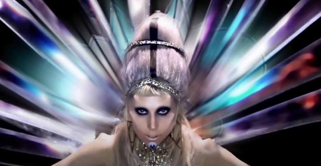 Testo e significato di Born this way di Lady Gaga: ascolta la canzone, guarda il video