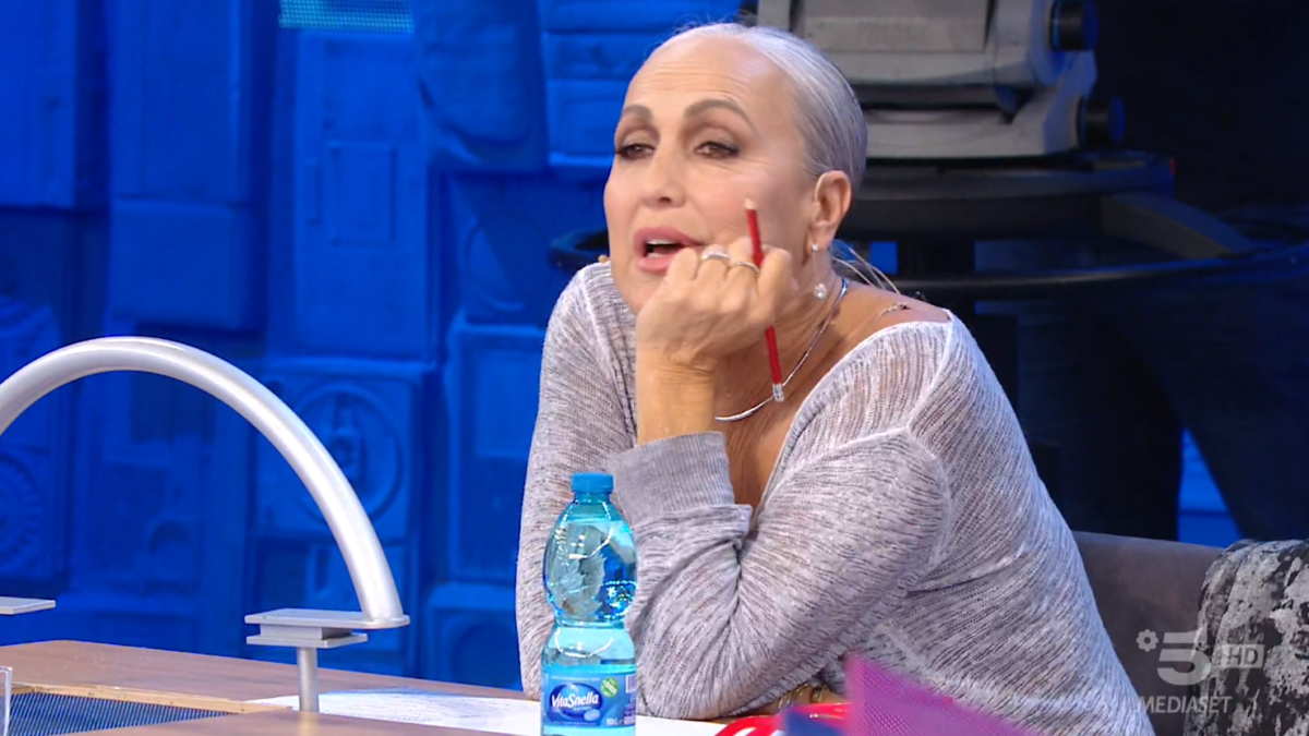 Amici 2023, anticipazioni decima puntata 26 novembre: due eliminati, maglia sospesa per un concorrente #AmiciSpoiler