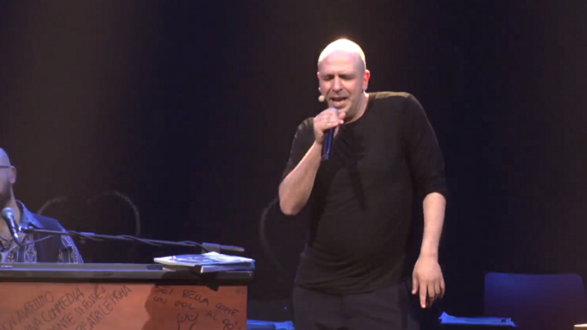Checco Zalone, Amore + Iva ’23 è il one man show che ci meritiamo