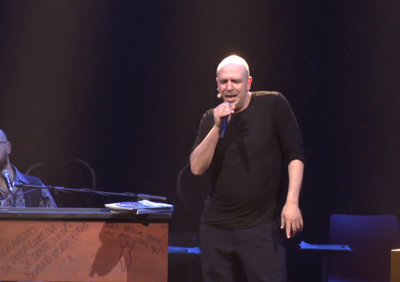Checco Zalone, Amore + Iva ’23 è il one man show che ci meritiamo