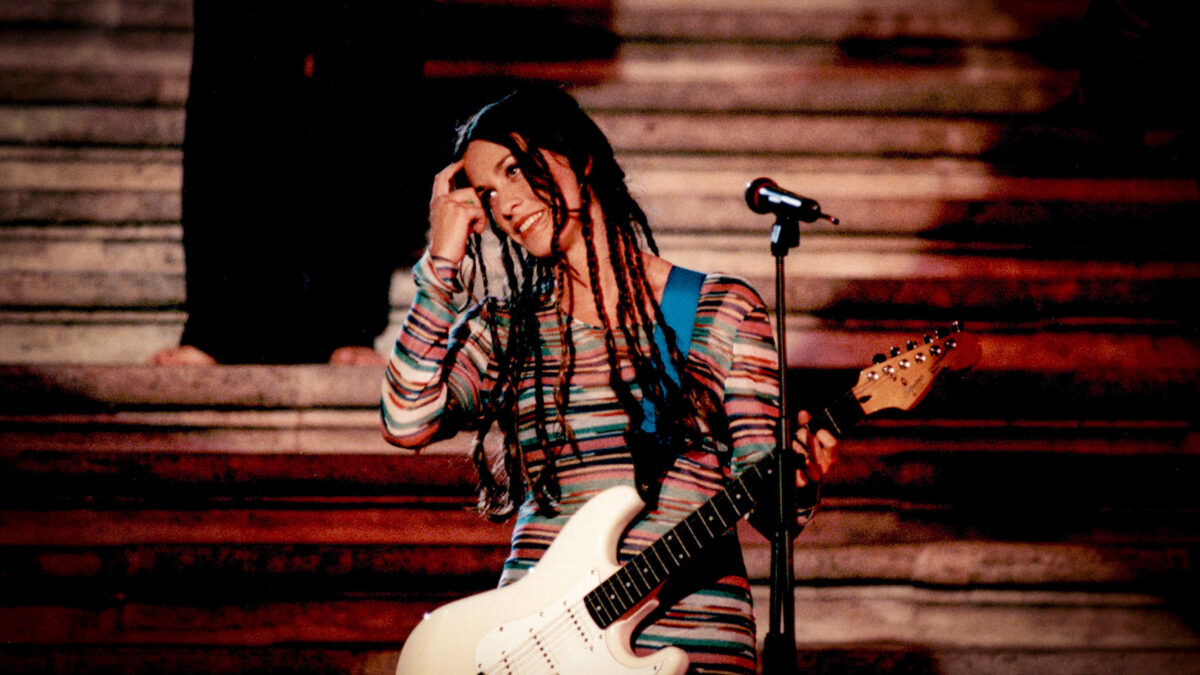 Testo, significato e traduzione in italiano di ‘Ironic’ di Alanis Morissette: ascolta la canzone