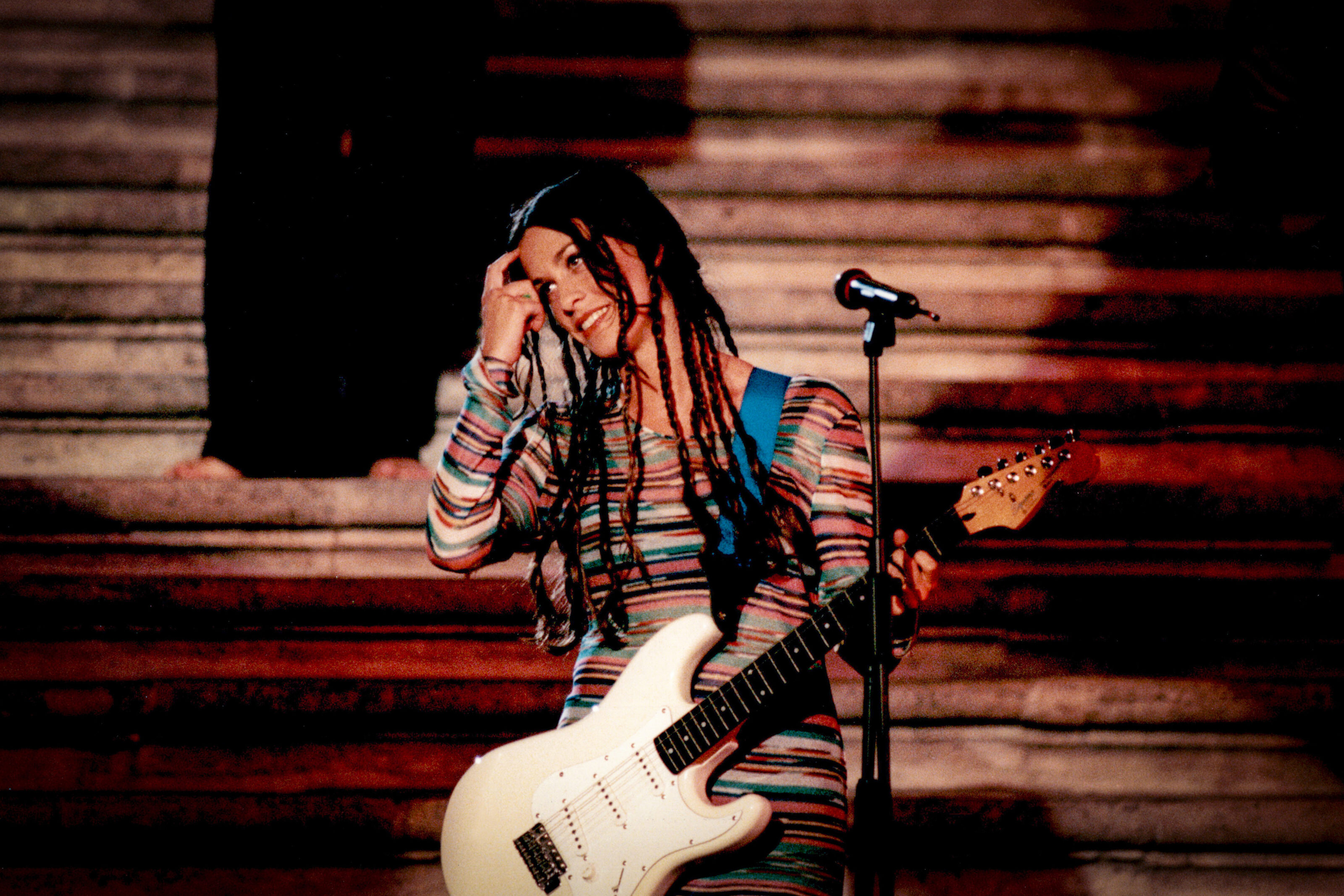 Testo, significato e traduzione in italiano di ‘Ironic’ di Alanis Morissette: ascolta la canzone